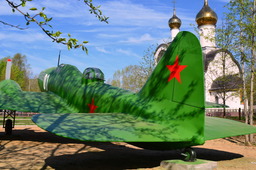 К 70-ти летию Великой Победы на территории мемориального комплекса площади Менделеева г. Переславль-Залесский был установлен макет бомбардировщика ИЛ-4