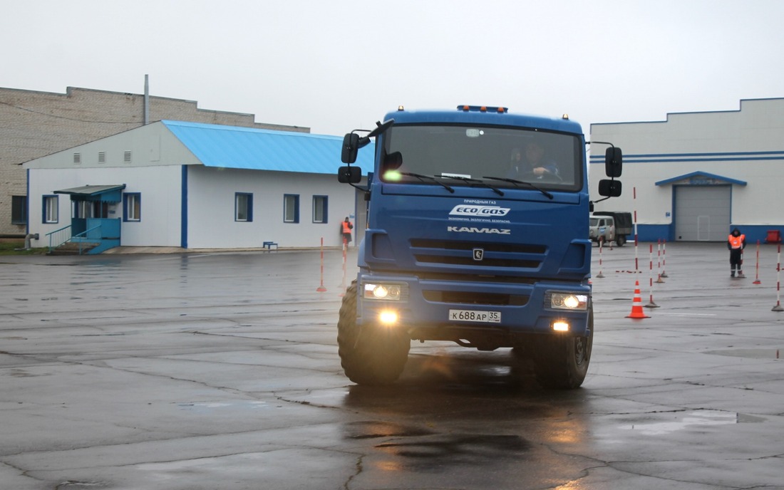 Практические навыки скоростного маневрирования демонстрировали на грузовом автомобиле КАМАЗ-43118