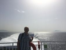 В Атлантическом океане. На заднем плане Гибралтарский пролив. Слева — Европа. Справа — Африка