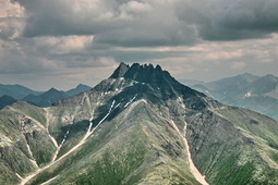 На территории Национального природного парка «Югыд ва» находятся высочайшие вершины Приполярного и Северного Урала. Одна из наиболее высоких вершин — гора Манарага. Высота вершины: 1662 м. Название переводится как «Медвежья лапа». Неофициальный символ национального парка.