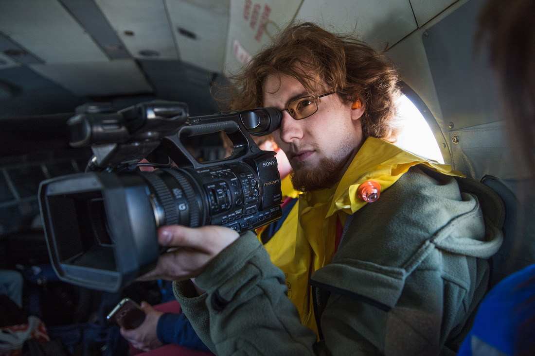 Видеооператор GSP Алексей Борисов на борту вертолета МИ-8