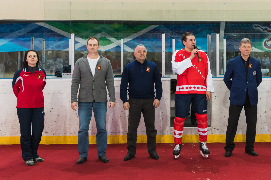 Открытие хоккейного турнира: (слева направо) Сергей Нестеренко, Магомед Османов, Алекандр Гайворонский
