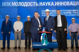 Каски, как символ принадлежности к профессии газовика, на молодых работников надевали Станислав Адаменко и Борис Райнов