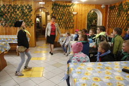 Играем в «Угадайку». Участники второй смены детского спортивно-оздоровительного лагеря «Радуга» ООО «Газпром трансгаз Ухта»