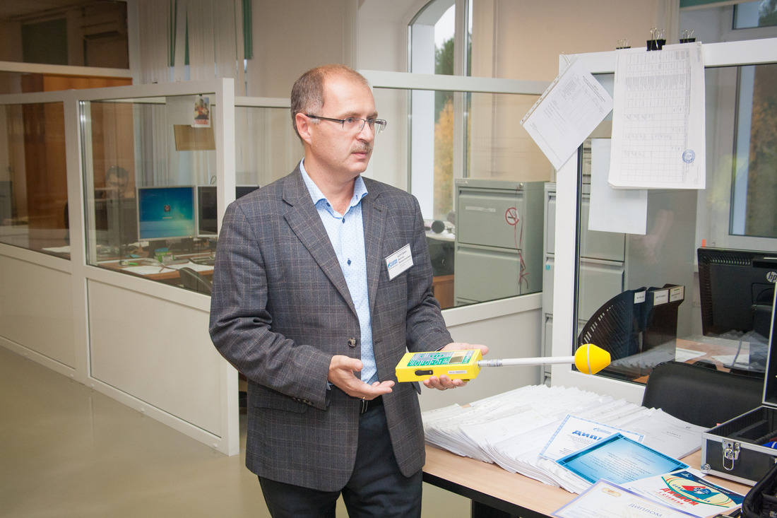 Заместитель начальника санитарно-промышленной лаборатории Антон Коровин демонстрирует работу измерителя радиомагнитных полей радиочастотного диапазона П3-41