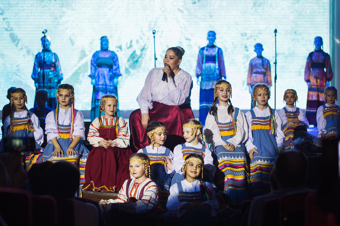 Детский ансамбль коми-песни «Öшкамöшка», солирует руководитель ансамбля Екатерина Григорьева
