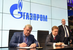 Сергей Гапликов и Алексей Миллер во время подписания