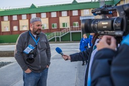 Юрий Молодковец дает интервью для пресс-службы ООО «Газпром добыча Надым»