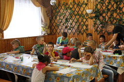 Рисуем. Участники первой смены детского спортивно-оздоровительного лагеря «Радуга» ООО «Газпром трансгаз Ухта»