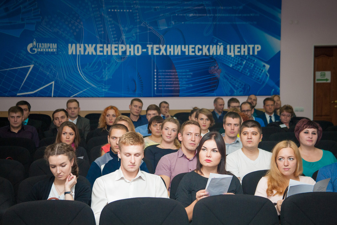 Молодые работники слушают вступительное слово начальника ИТЦ Бориса Райнова в актовом зале ИТЦ